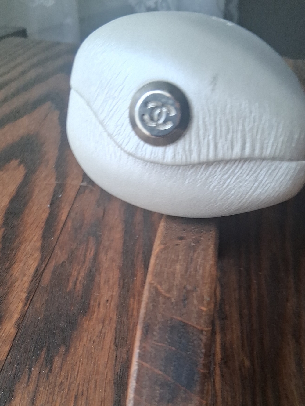 Chanel Pearlescent, Clam Shell Eye Glass Case. - Picture 5 of 6
